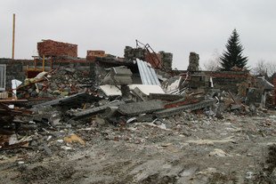 Незаконный многоквартирник в Верхнем переулке Екатеринбурга исчезает на глазах