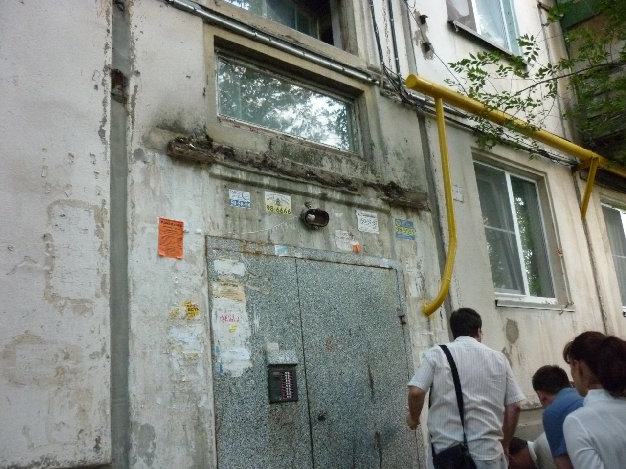 В волгограде демонтированы аварийные козырьки у 44 подъездов.
