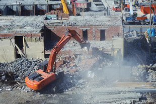 В Екатеринбурге по решению суда сносится очередной незаконный многоквартирник