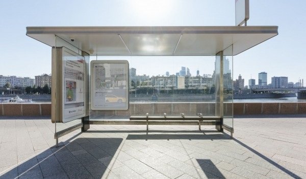 В Москве с начала года установили 800 остановочных павильонов нового типа