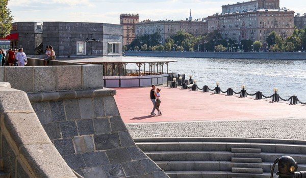 На набережной в Парке Горького отремонтировали танцевальные площадки