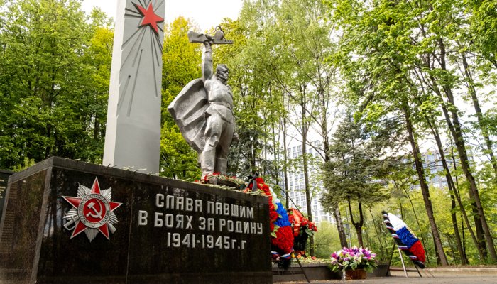 Специалисты отреставрировали памятник и благоустроили сквер в районе Можайский