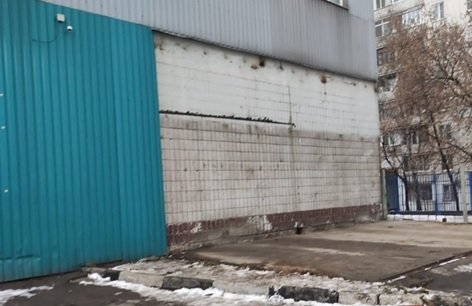 Владелец самостроя добровольно убрал незаконную пристройку к автосервису