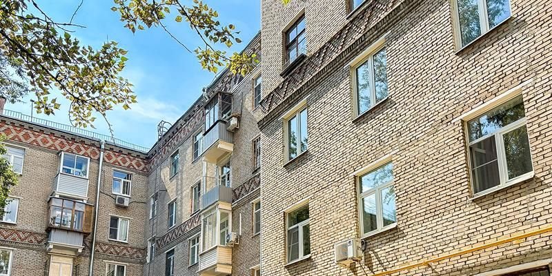 В столице капитально отремонтировали около 50 домов с красными кирпичными карнизами