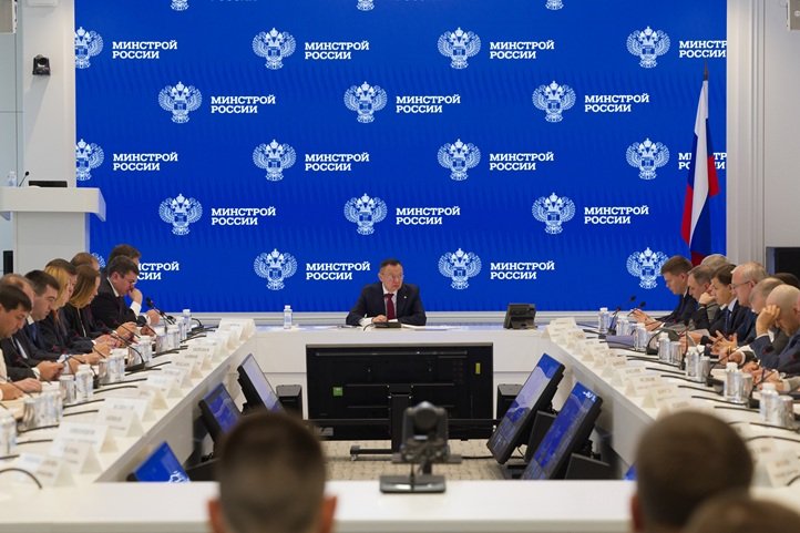 Еженедельное оперативное совещание прошло в Минстрое России: мероприятие провёл глава ведомства Ирек Файзуллин