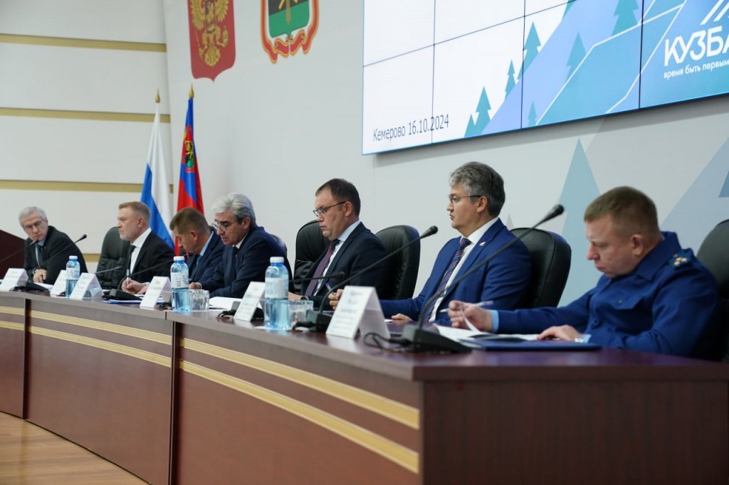 Всероссийское совещание по вопросам обеспечения промышленной безопасности на объектах угольной промышленности в Кемерово провел руководитель Ростехнадзора