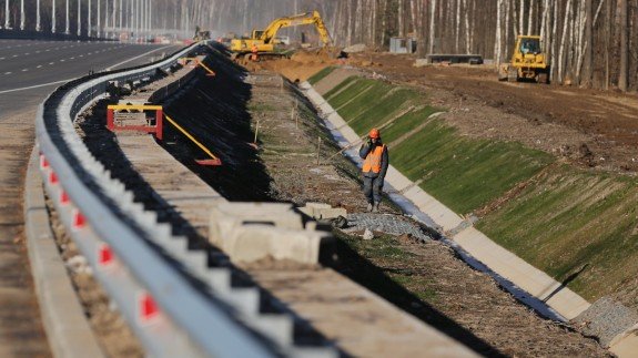 Московские дорожники впервые через суд взыскали ущерб за повреждение металлических барьеров на МКАД