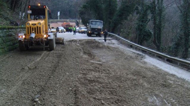 Пострадавший от оползня участок дороги в Крыму отремонтируют осенью