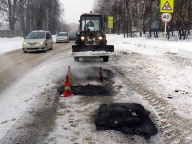 В ближайшие дни в Екатеринбурге начнут латать ямы на дорогах