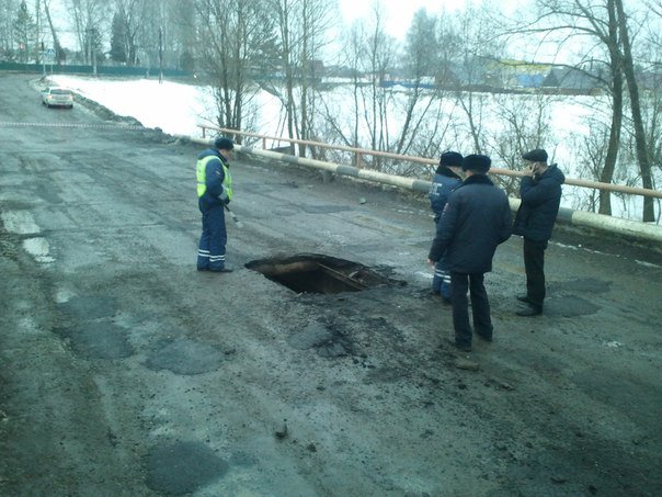 Большегруз разрушил асфальт на мосту в селе Иглино в Башкирии