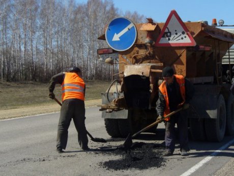 Ежедневно саратовские дорожники латают по полкилометра дорог