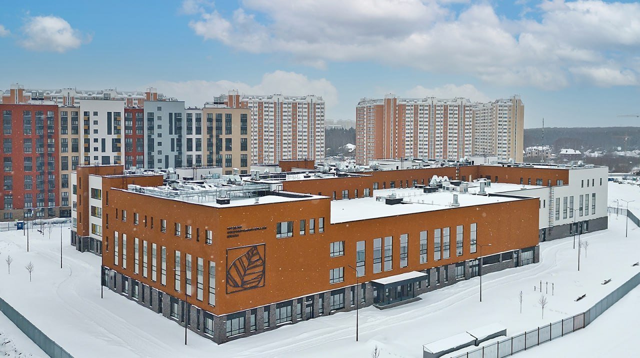 В составе ЖК «Переделкино Ближнее» (ТиНАО) ввели в эксплуатацию школу-гигант на 2100 мест — соответствующее разрешение выдал Мосгосстройнадзор